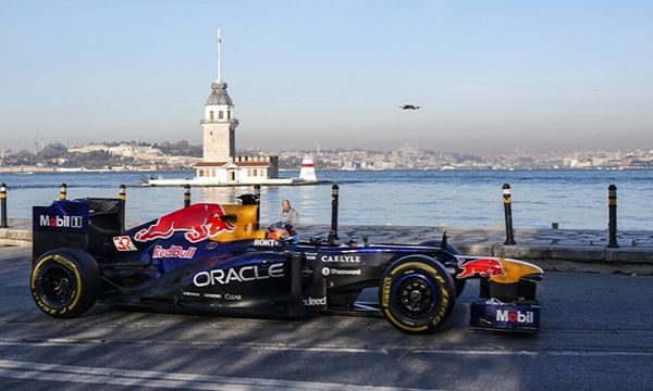 Formula 1 aracı İstanbul sokaklarında