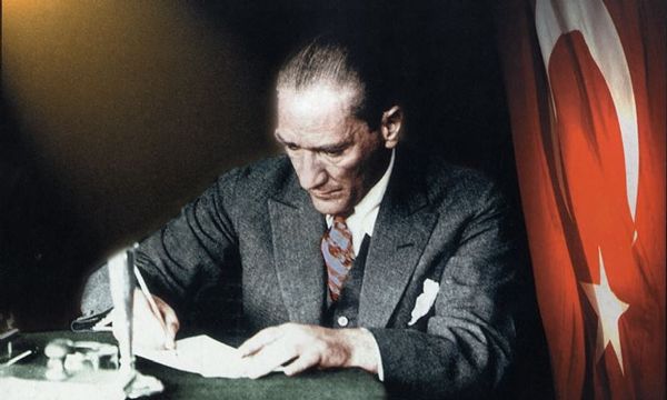 Ünlülerden 29 Ekim Cumhuriyet Bayramı paylaşımları