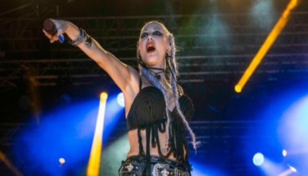 Hande Yener'den kanatlı sahne şovu