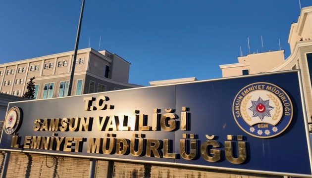 Gazi polis memuruna yumruk atıp tişörtünü yırttı!