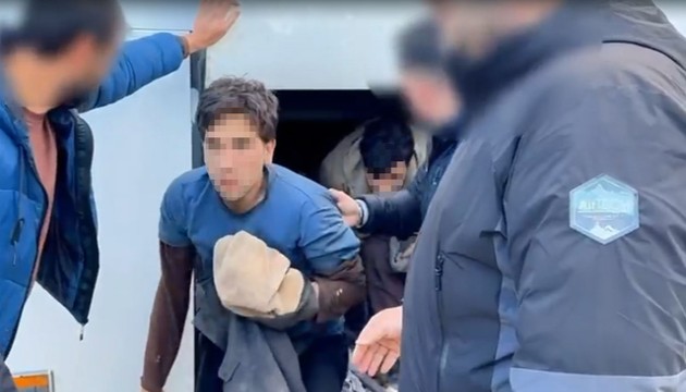 Bagajın içinden 53 kişi çıktı!