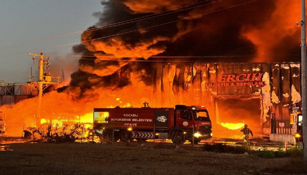 Kocaeli'de depo yangını: Müdahale sürüyor