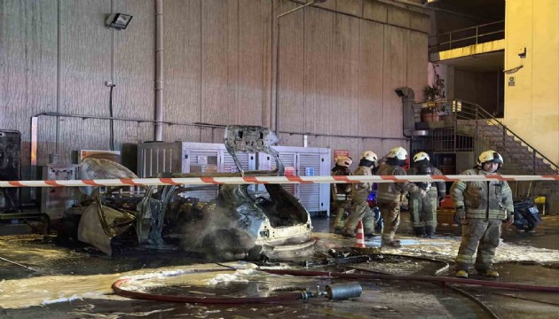 Akaryakıt istasyonundaki otomobilde patlama