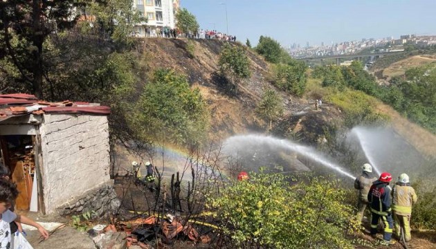 Sultangazi'de otluk alanda yangın