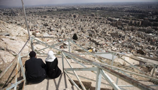 Suriyeliler, Kasyun Dağı'ndan Şam manzarasının tadını çıkarıyor