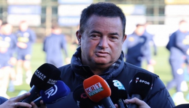 Acun Ilıcalı teşekkür ederek yol verdi