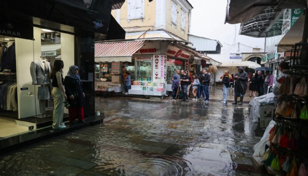 Antalya ve İzmir'i sağanak vurdu