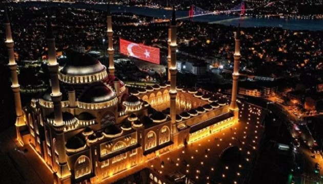 Tüm camilerden sela sesleri yükseldi