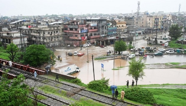 Muson felaketi: Yaşamını yitirenlerin sayısı 221'e çıktı