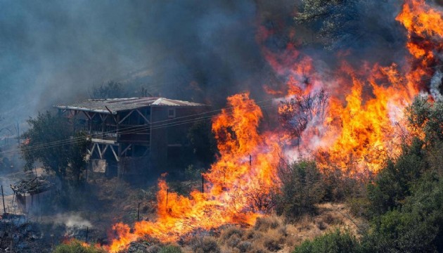 Kahramanmaraş'ta ahşap lojman alev alev yanıyor! Ekipler bölgede