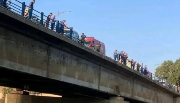 Yolcu otobüsü dere yatağına devrildi, 18 kişi boğuldu