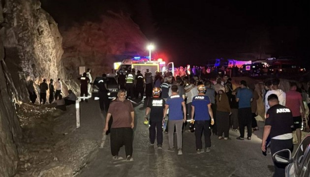 Adana'da otomobil uçuruma yuvarlandı! 5 ölü