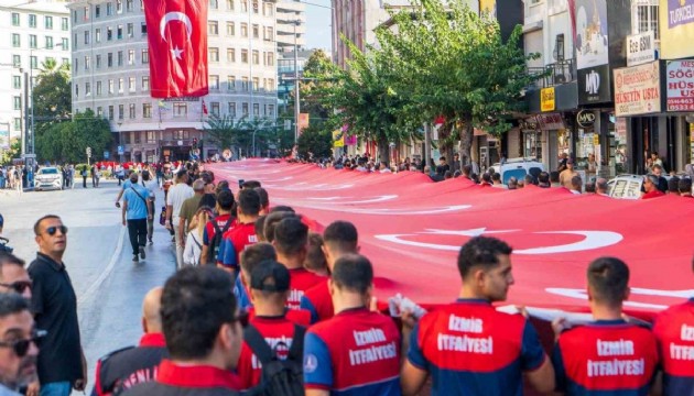 İzmir'de 350 metrelik bayrakla zafer yürüyüşü