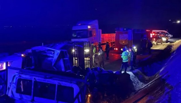 Diyarbakır'da feci kaza: 2 ölü, 1 yaralı