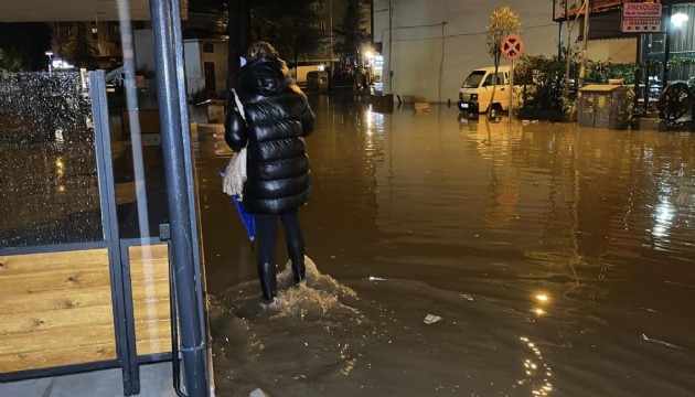 Edremit ve Burhaniye'de cadde ve sokakları su bastı