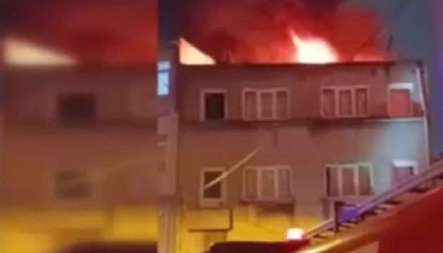Fatih'te çatı yangını paniğe yol açtı