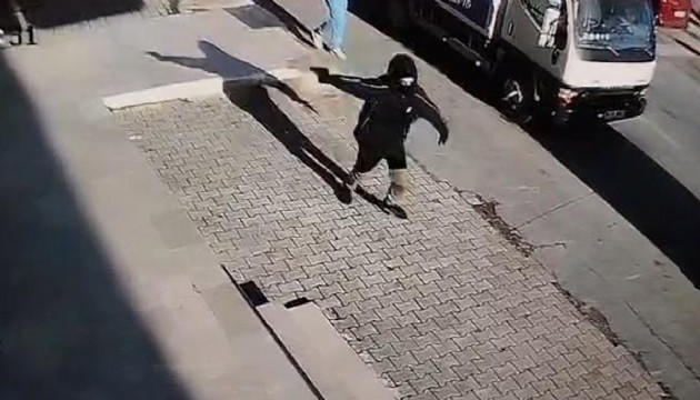 14 yaşındaki çocuk markete silahla ateş açtı!