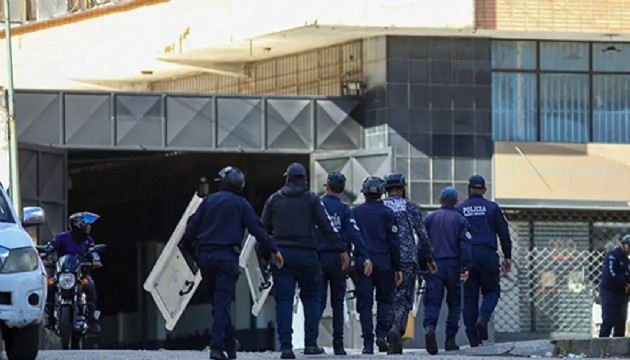 Venezuela yönetimi siyasi tutukluları serbest bırakmaya başladı