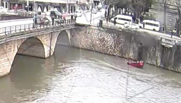 Yeşilırmak'a uçan otomobilde anne ve kızı kurtarıldı