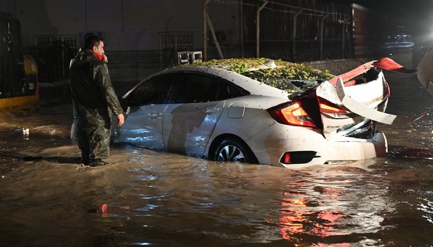 Kuvvetli sağanak 2 can aldı