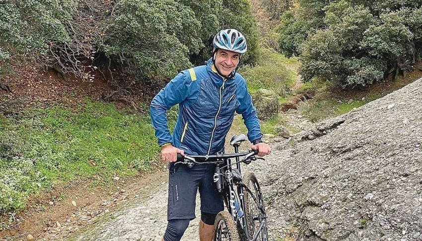 Yunanistan Başbakanı Miçotakis bisikletten düştü