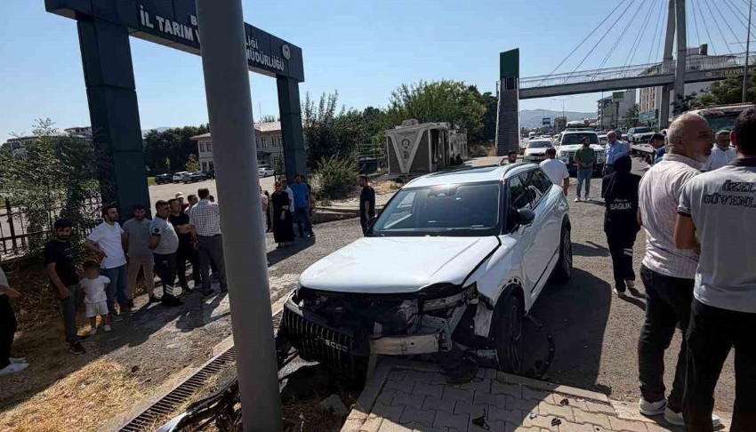 Bingöl'de trafik kazası: 4 yaralı