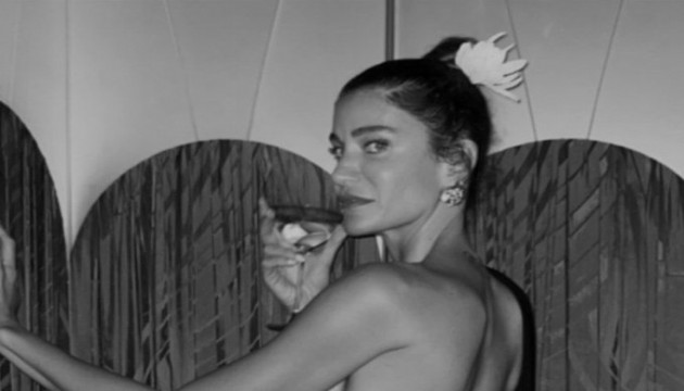 Berrak Tüzünataç'tan dikkat çeken yılan dansı!