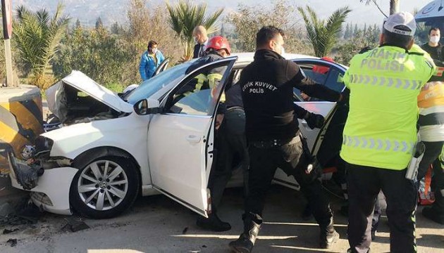 Gişelerdeki bariyere çarpan araç hurdaya döndü: 2 ölü