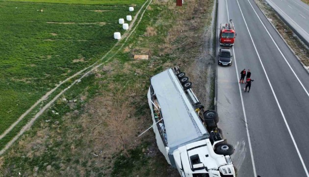 Temizlik malzemesi yüklü tır devrildi!