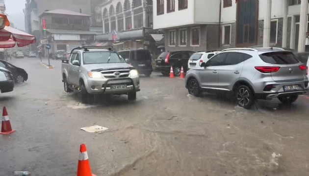 Rize'de sağanak yağış sele dönüştü