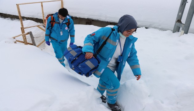 Erzincan'da evde sağlık ekipleri karlı yolları aşarak hastalara ulaşıyor