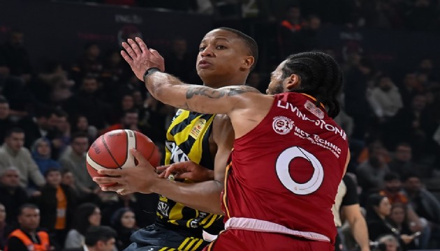 Fenerbahçe tribünleri çıkarıldı: Derbi kaldığı yerden devam etti