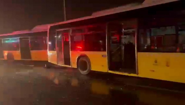 Başakşehir'de üç İETT otobüsü kaza yaptı