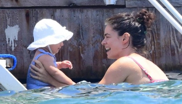 Özge Özpirinçci'den tatil pozları!