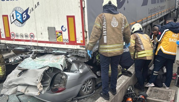 Kuzey Marmara Otoyolu'nda otomobil TIR'ın altında kaldı