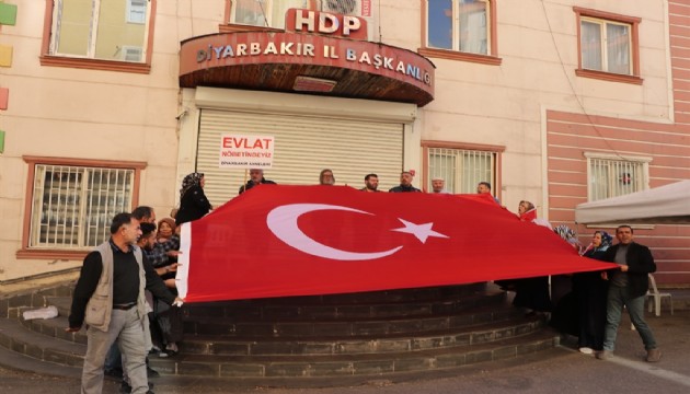 Evlat nöbetindeki aileler, Ankara'daki terör saldırısını lanetledi