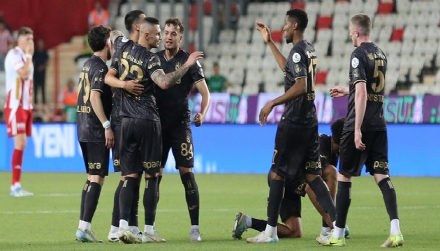 Trabzonspor Antalyaspor'u 2-0 ile geçti