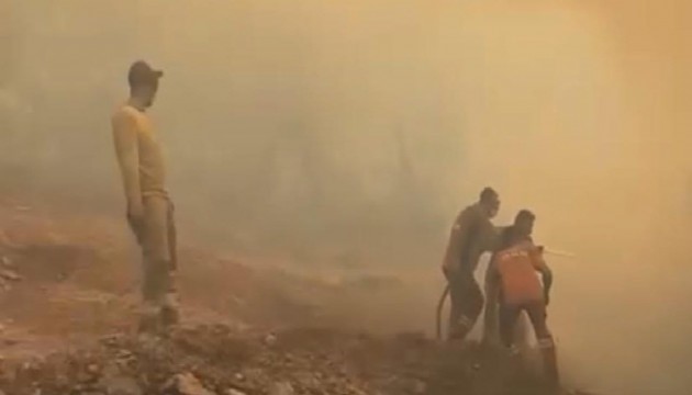 Akhisar'da yangına müdahaleler devam ediyor