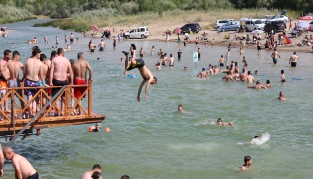 Sıcaktan kavrulan Çoruh Nehri'ne akın etti