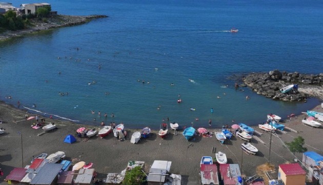 Trabzon'da kavrulanlar sahilleri işgal etti