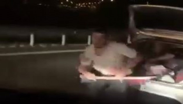 Otomobilin önünü kesip baltayla saldırdılar