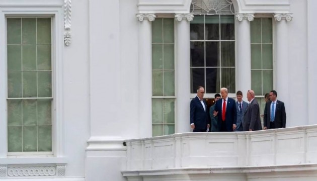 Donald Trump Beyaz Saray'ın çatısına çıktı