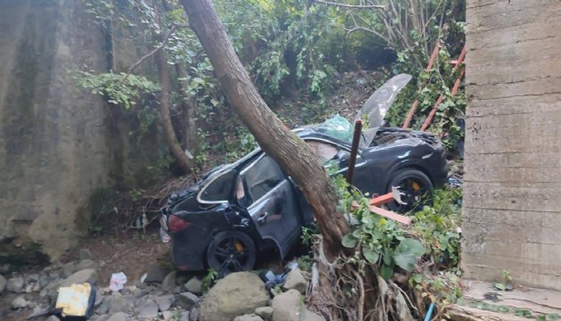 Otomobil köprüden uçtu: 1 çocuk öldü, 3 yaralı