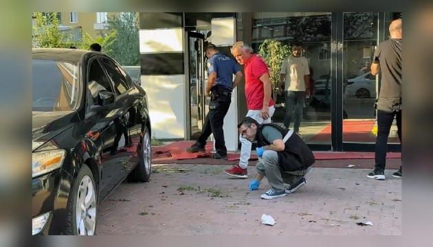 Oto galeriye silahlı saldırı: Sokakta oynayan 8 yaşındaki çocuk vuruldu
