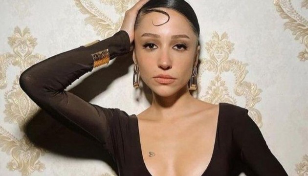 Zeynep Bastık hayranlarını kızdırdı! Sahnede yuhalandı