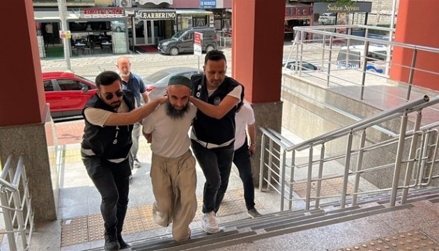 Okul bahçesine kılıçla girip Atatürk'e hakaret etti