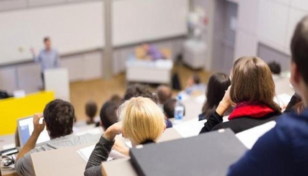 Rektör, baskılara dayanamayarak istifa etti