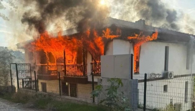 Villayı küle çevirdi: 2 jandarma yaralı