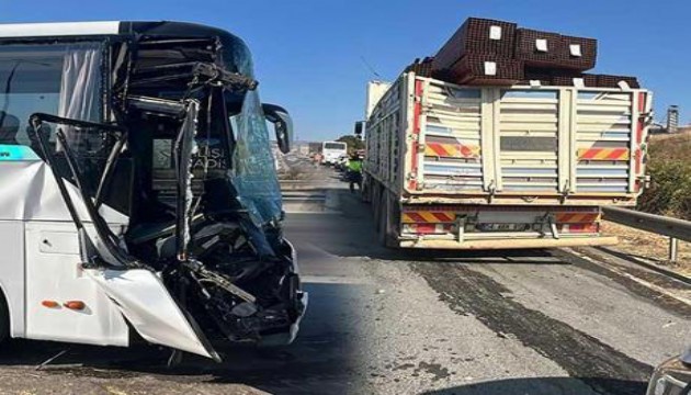 TEM'de yolcu otobüsü kamyona çarptı: 7 yaralı