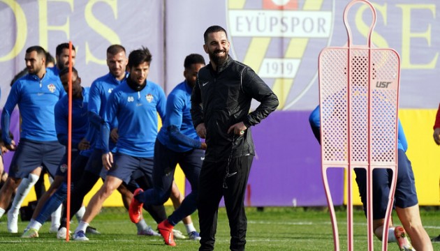 Arda Turan ilk antrenmanına çıktı: Eyüpspor'da yüzler gülüyor